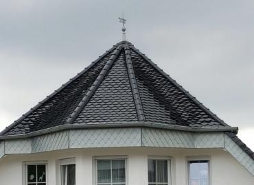 Dacheindeckungen mit Biberziegel schwarz glasiert Fa. Creaton